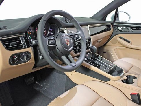 Used 2025 Porsche Macan image 4