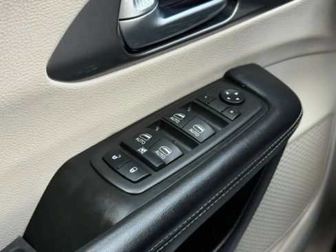 Used 2022 Chrysler Pacifica Touring-L w/ Uconnect Theater Family Group FWD image 49