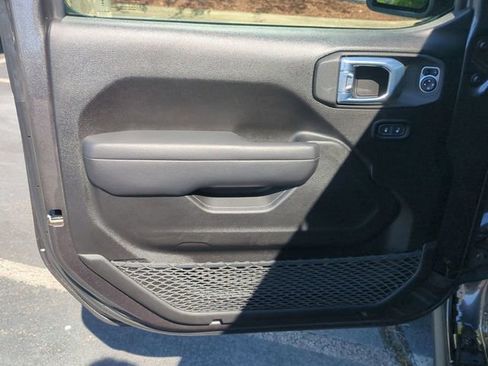Certified 2025 Jeep Gladiator Sport AWD/4WD image 12