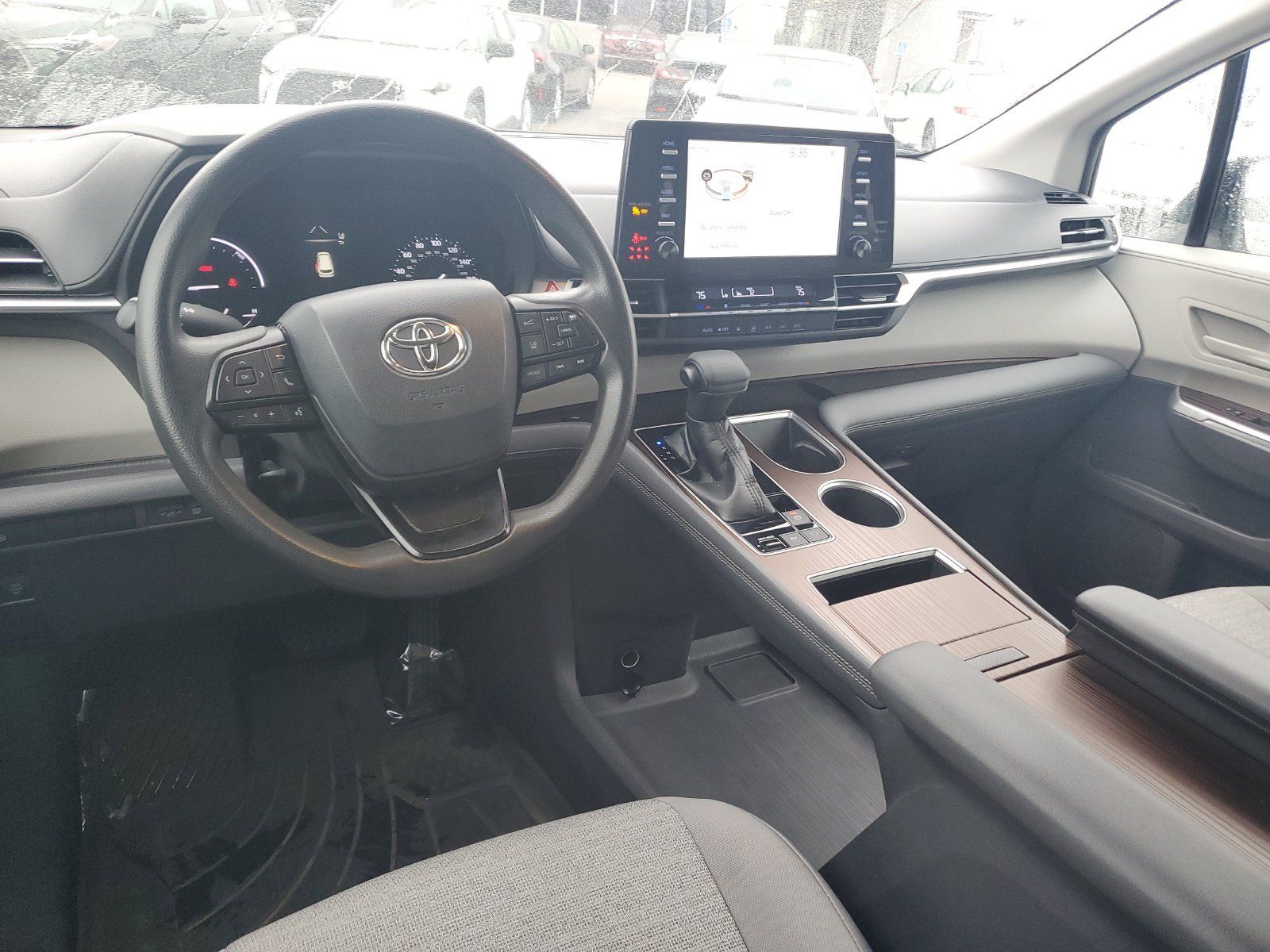 Used 2022 Toyota Sienna LE FWD image 9