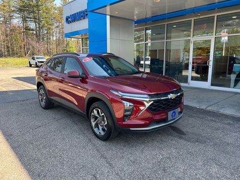 Used 2025 Chevrolet Trax LT w/ LT Convenience Package FWD image 5