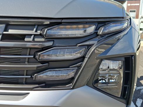 Certified 2025 Hyundai Tucson SE image 9