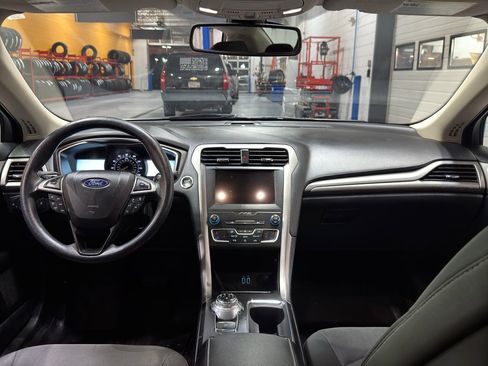 Used 2019 Ford Fusion SE image 12