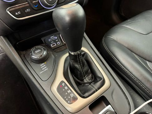 Used 2016 Jeep Cherokee Limited image 22