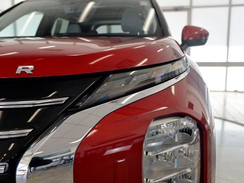 Used 2025 Mitsubishi Outlander SE image 11