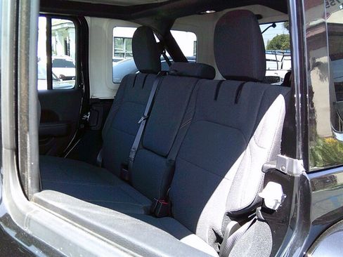 Used 2023 Jeep Wrangler Unlimited Sahara AWD/4WD image 15