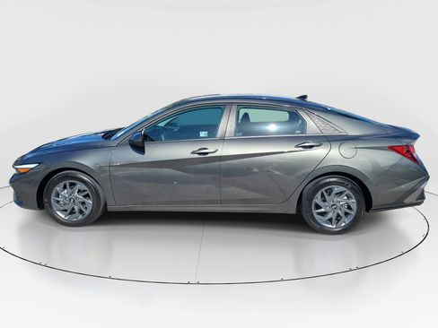Used 2024 Hyundai Elantra SEL FWD image 4