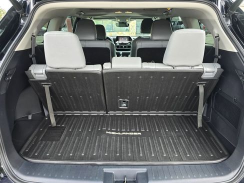 Used 2021 Toyota Highlander XLE AWD/4WD image 14