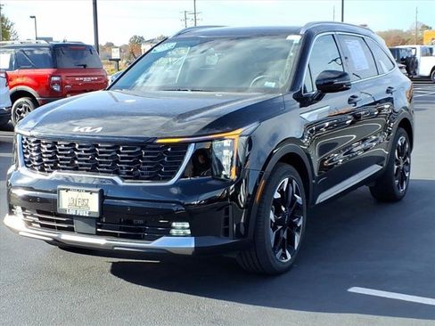 Used 2025 Kia Sorento EX w/ Panoramic Sunroof Package image 2