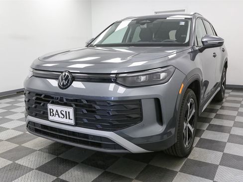 New 2025 Volkswagen Tiguan SE image 4