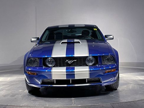 Used 2005 Ford Mustang GT RWD image 2