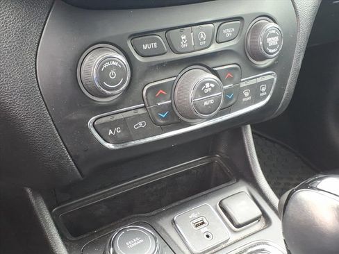 Used 2019 Jeep Cherokee Latitude Plus AWD/4WD image 12