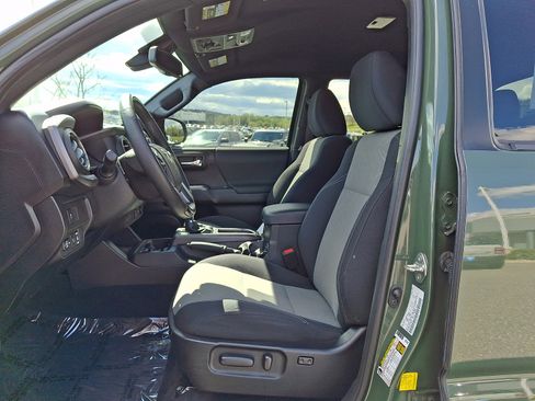 Used 2021 Toyota Tacoma TRD Off-Road w/ Technology Package AWD/4WD image 13