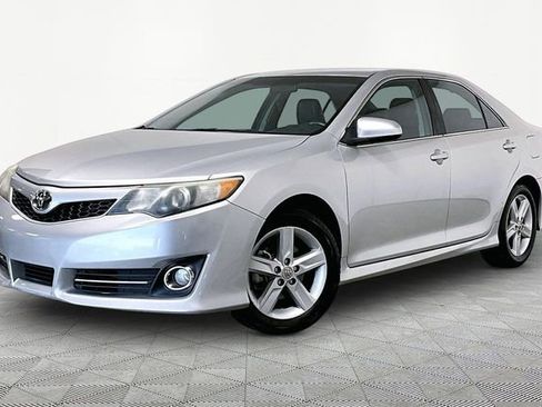 Used 2012 Toyota Camry SE image 2