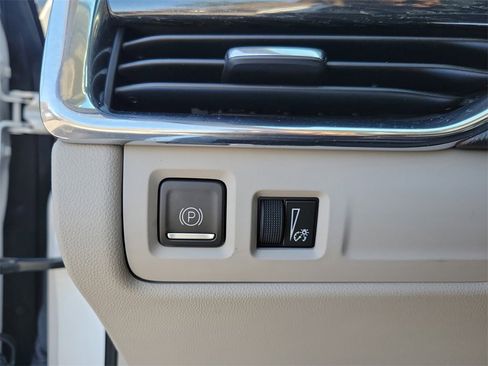 Used 2023 Cadillac XT4 Premium Luxury image 28