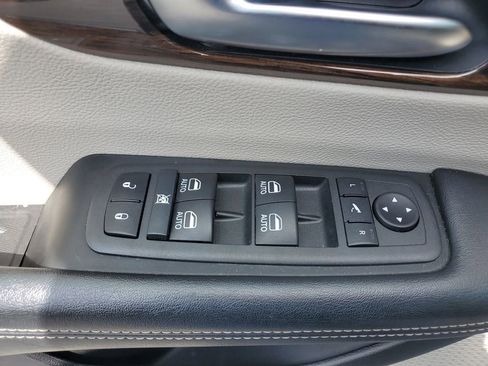 Used 2021 Chrysler Pacifica Limited w/ Uconnect Theater Family Group image 14