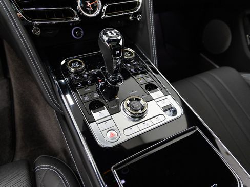 Used 2024 Bentley Flying Spur Plug-In Hybrid AWD/4WD image 19