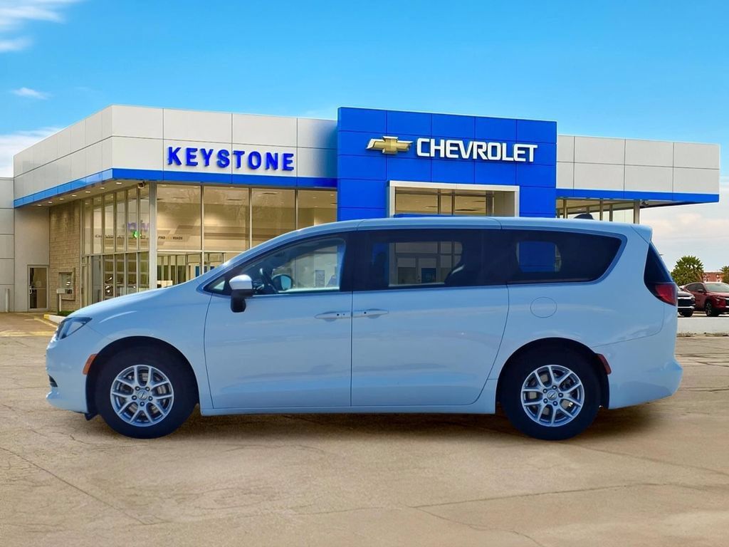 Used 2023 Chrysler Voyager LX FWD image 4