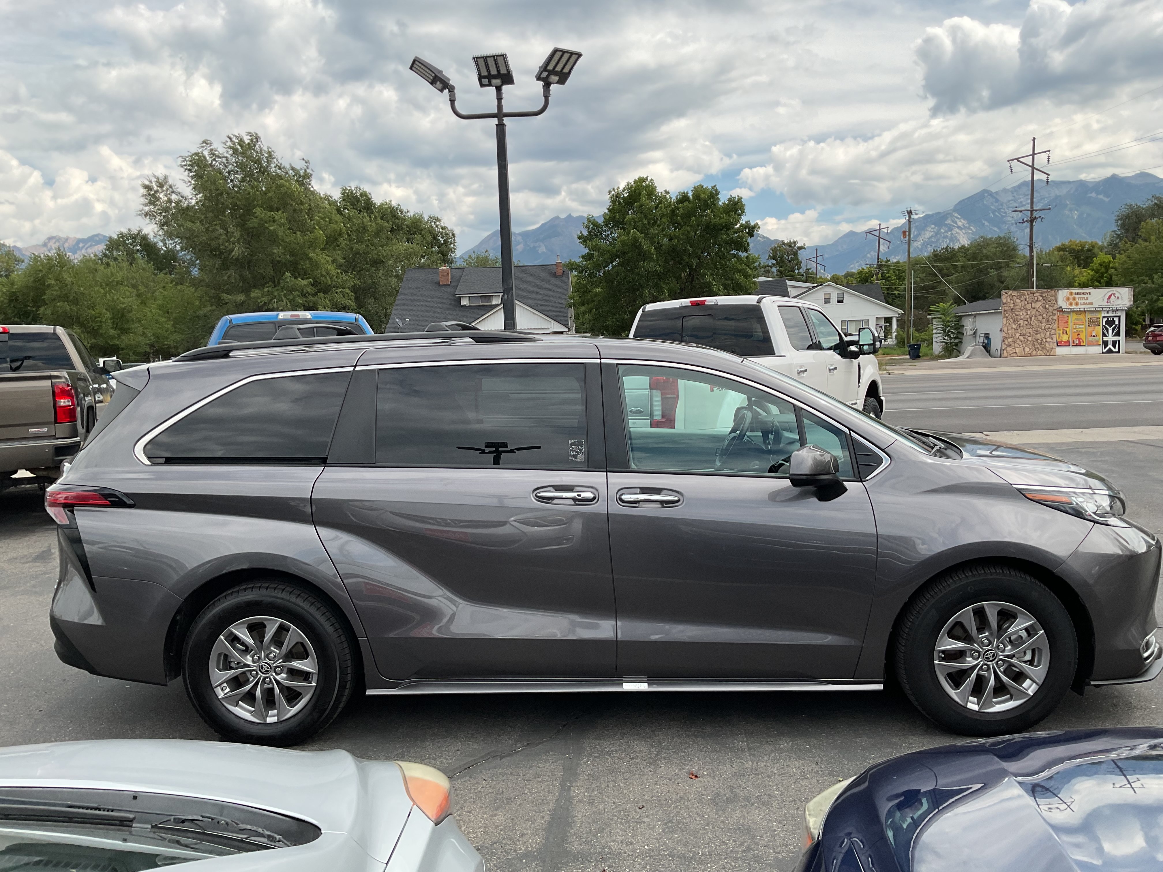 Used 2022 Toyota Sienna XLE w/ XLE Plus Package FWD image 5