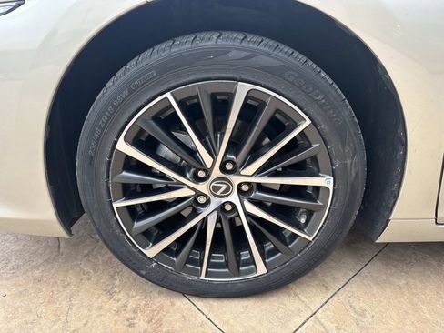 Used 2024 Lexus ES 350 w/ Premium Package image 10