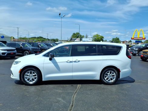 Used 2024 Chrysler Pacifica Touring-L FWD image 7