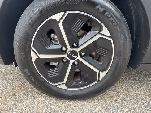 Used 2025 Kia Niro LX image 10