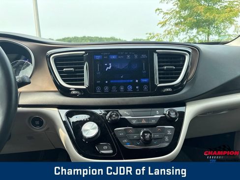 Used 2017 Chrysler Pacifica Touring-L w/ Tire & Wheel Group FWD image 3