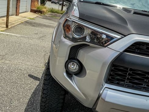Used 2018 Toyota 4Runner TRD Off-Road Premium AWD/4WD image 10