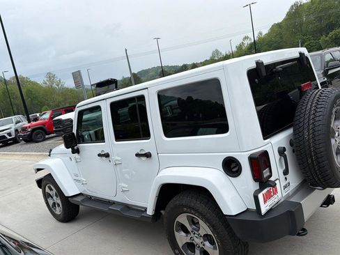 Used 2017 Jeep Wrangler Unlimited Sahara w/ Connectivity Group AWD/4WD image 6