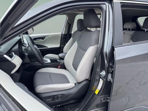 Used 2022 Toyota RAV4 XLE w/ Convenience Package image 24