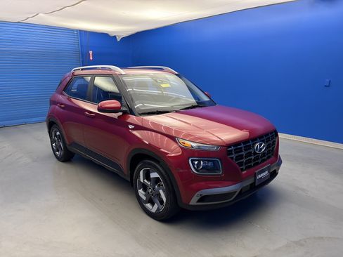 Used 2022 Hyundai Venue Limited FWD image 2