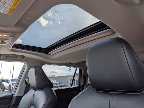 Used 2022 Toyota Highlander XLE AWD/4WD image 14