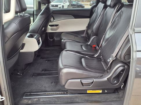 Used 2023 Kia Carnival LX image 18