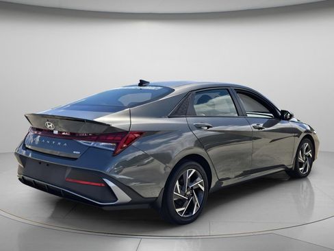 Certified 2025 Hyundai Elantra SEL w/ Cargo Package FWD image 8