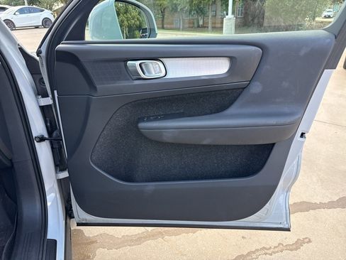 Used 2020 Volvo XC40 T5 Momentum image 11