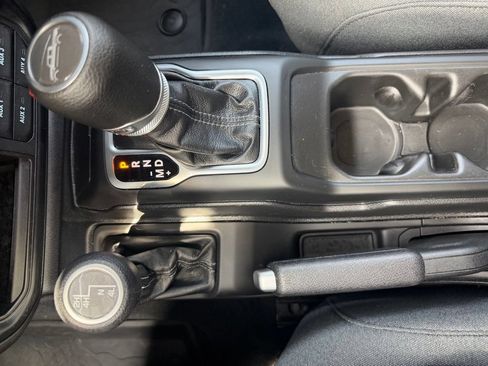Certified 2025 Jeep Gladiator Sport AWD/4WD image 23