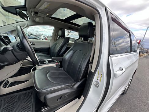 Used 2018 Chrysler Pacifica Limited image 31