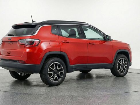 Used 2025 Jeep Compass Trailhawk image 9