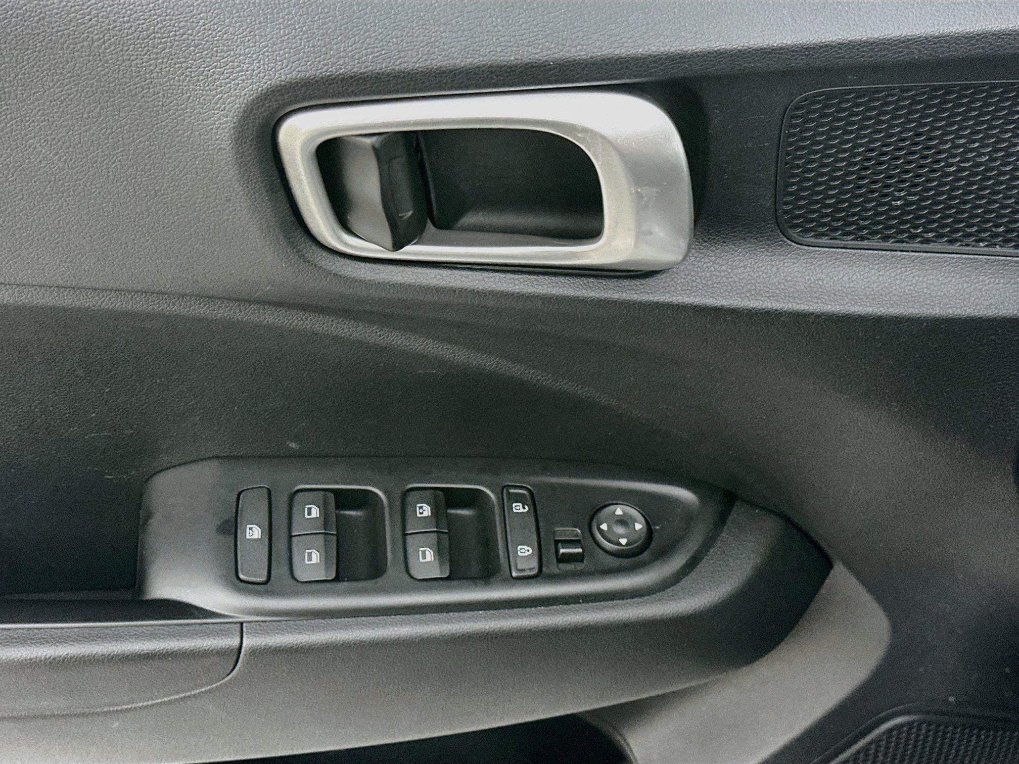 Used 2025 Hyundai Venue SEL FWD image 15