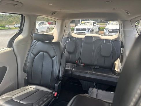 Used 2024 Chrysler Pacifica Touring-L FWD image 14