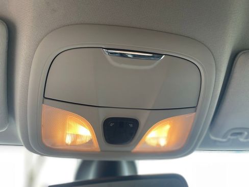 Used 2019 Jeep Cherokee Latitude Plus w/ Comfort/Convenience Group image 16