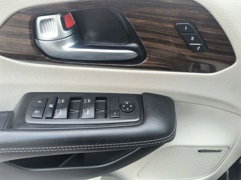 Used 2022 Chrysler Pacifica Limited AWD/4WD image 13