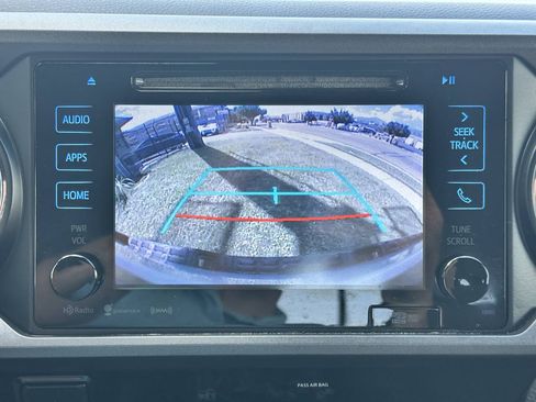 Used 2018 Toyota Tacoma TRD Sport AWD/4WD image 32