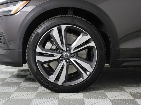 Certified 2025 Volvo V60 B5 Cross Country Plus image 28