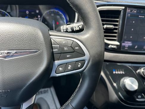 Certified 2025 Chrysler Pacifica Select FWD image 25