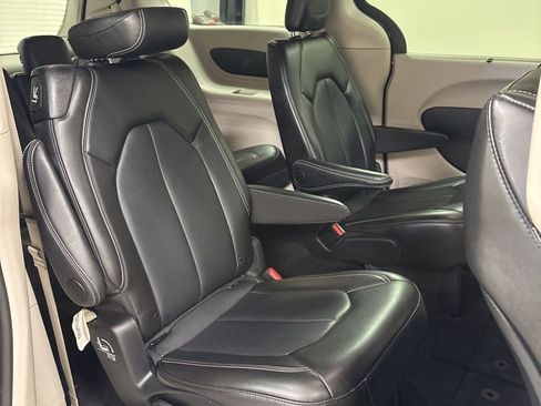 Used 2024 Chrysler Pacifica Touring-L image 34