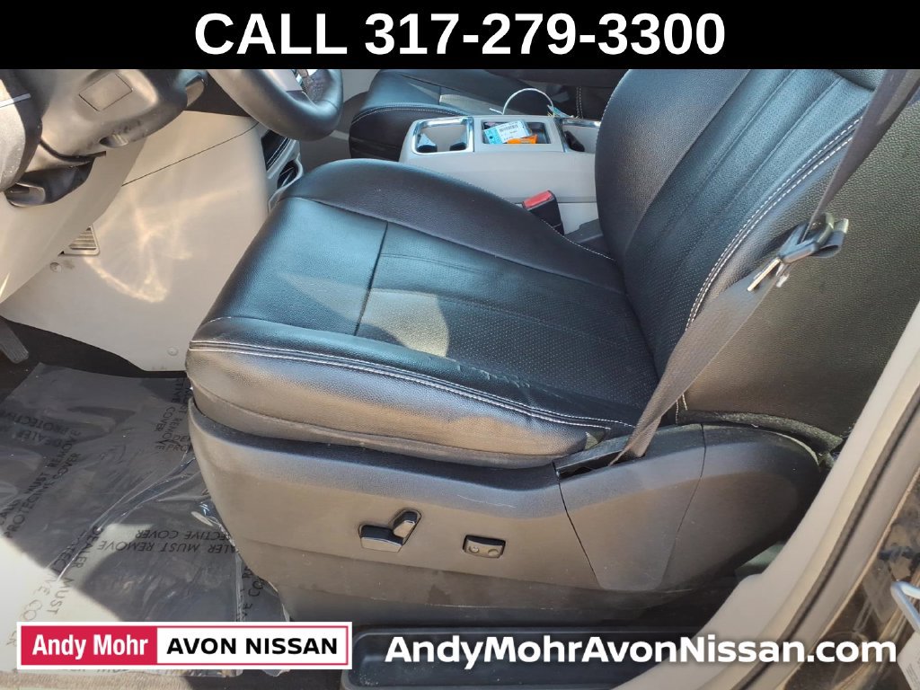 Used 2016 Chrysler Town & Country Touring-L FWD image 18