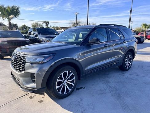 Used 2025 Ford Explorer ST-Line image 3