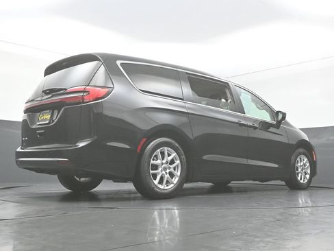 Used 2023 Chrysler Pacifica Touring-L FWD image 48