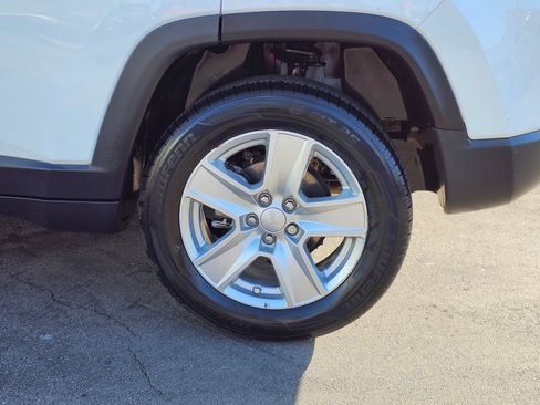 Used 2022 Jeep Compass Latitude AWD/4WD image 9